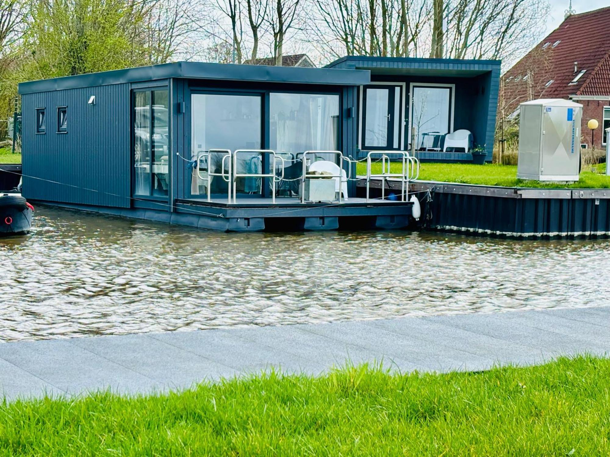 Uniek Overnachten In Een Tiny House Op De Appelhof Wommels Esterno foto